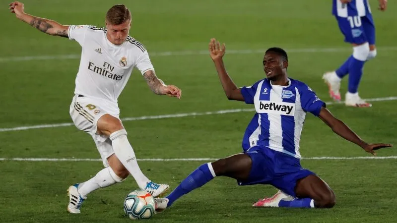 Real Madrid đấu với Alavés 02